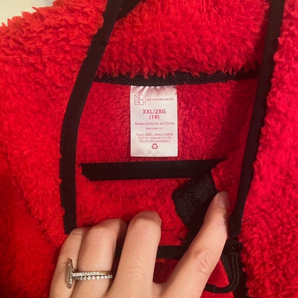 Red pullover - Picture 2 of 2